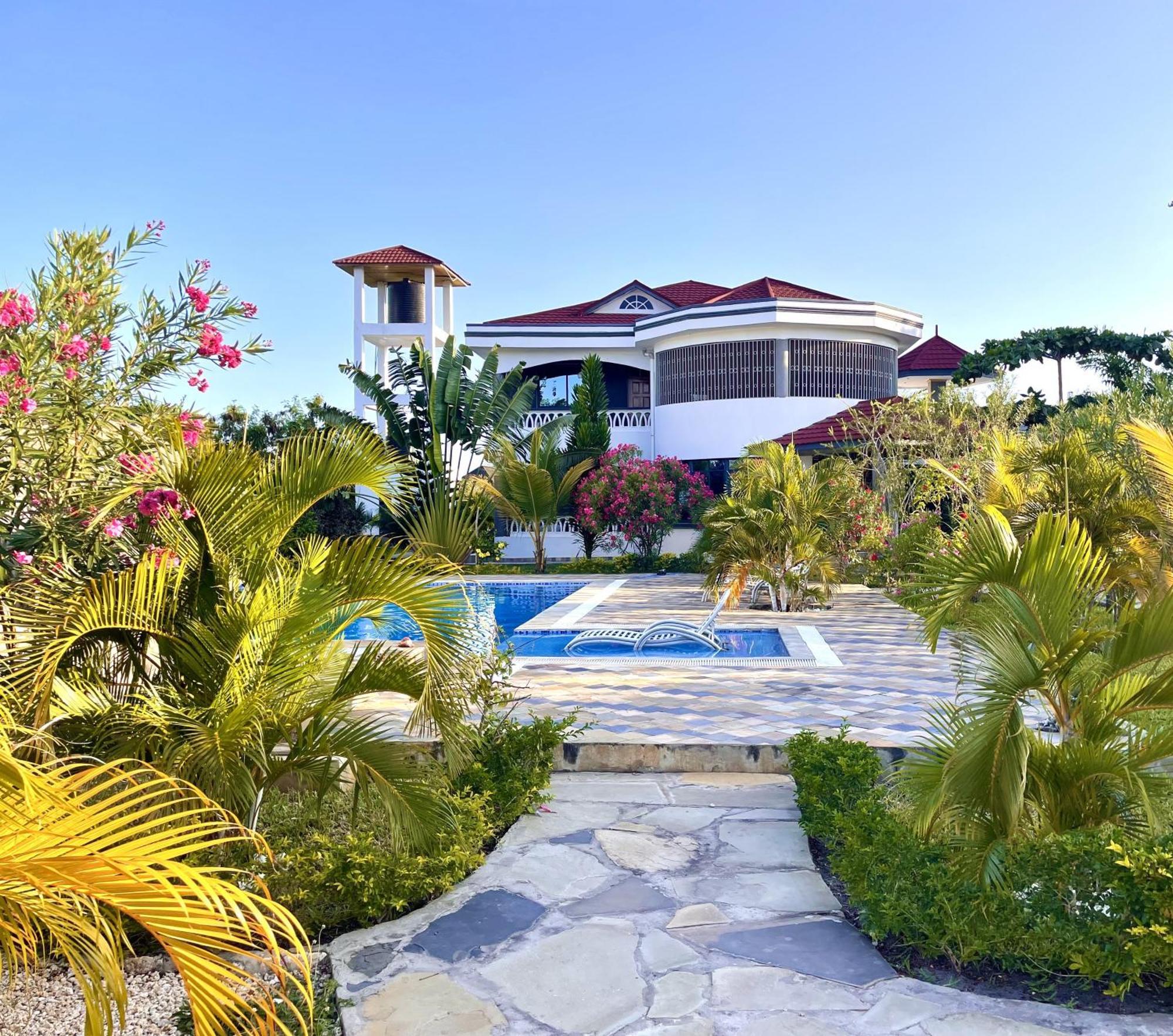 Diani Waterfalls Luxury Villa Galu Buitenkant foto