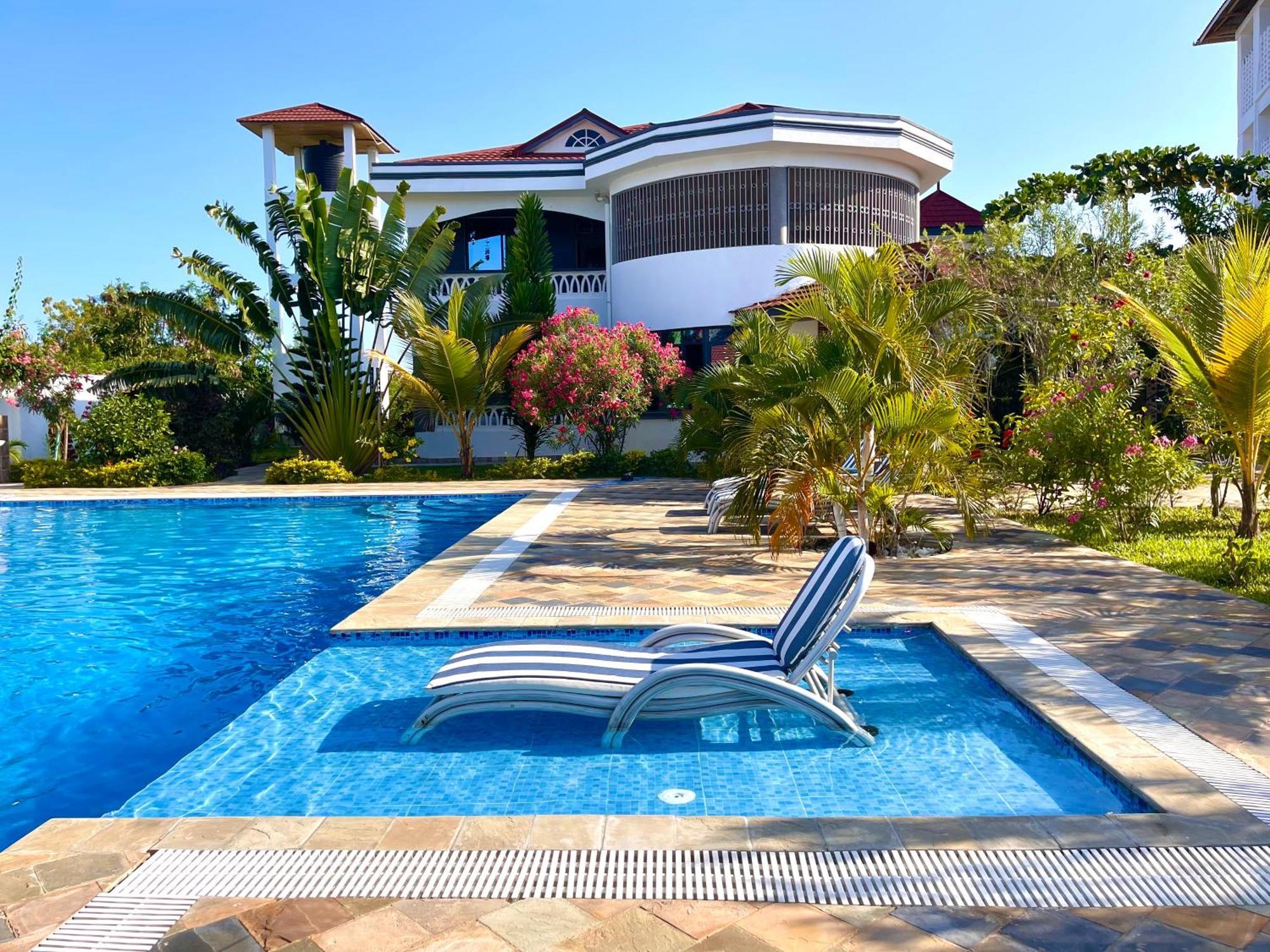 Diani Waterfalls Luxury Villa Galu Buitenkant foto